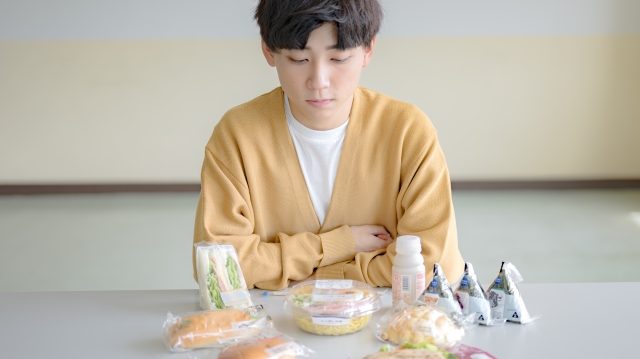 夜勤明けの暴飲暴食はなぜ起こる？ 医学的な原因とリスク