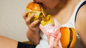 「夜勤明けのドカ食いと運動不足も夜勤で太る原因」：理解と対策で体重管理を