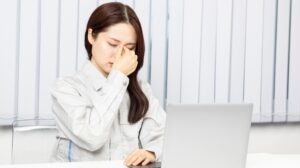 「夜勤 ドライアイ」のメカニズム：なぜ夜勤で目が乾きやすいのか？