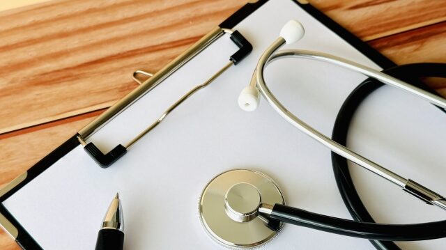 「夜勤 ドライアイ」の症状チェックリストと受診の目安