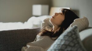 夜勤で昼間に眠れない原因と対策｜夜勤前・夜勤明けに眠れるようになる方法