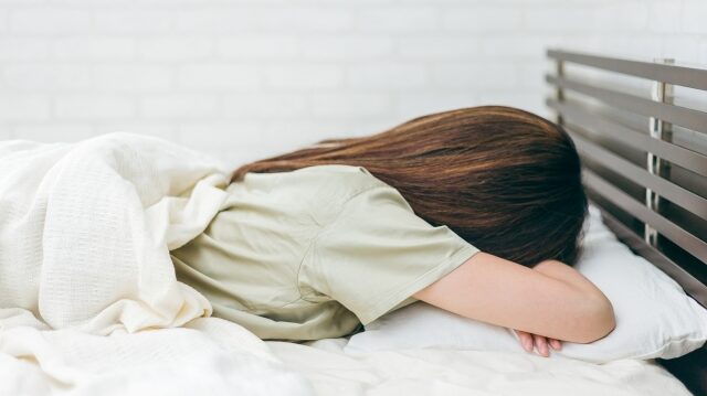 夜勤明けに昼間眠れない理由と起こりやすい悪循環