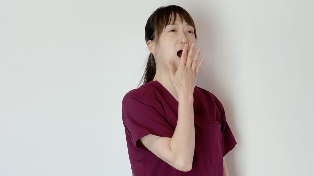 【完全版】夜勤の眠気覚ましに効く15の対策｜辛い眠気を即解消して仕事効率を上げる方法