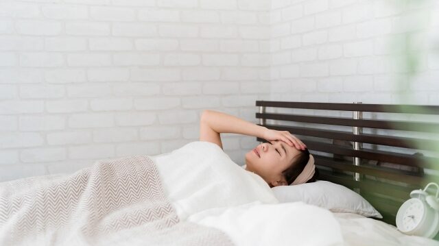 夜勤明け、体は泥のように疲れているはずなのに、なぜか頭が冴えて眠れない。