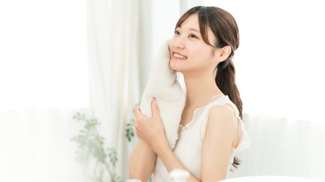 夜勤による肌荒れの原因と解決策｜シフト勤務でも実践できるスキンケア