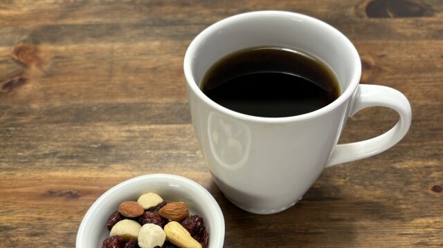 夜勤の眠気覚ましを助ける「飲み物・食べ物」の正しい選び方