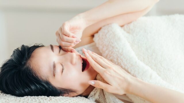 夜勤で眠れない…不眠の悩みに「睡眠薬」を使うべき？病院と市販の違い