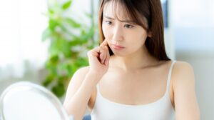 【夜勤で悩む方へ】睡眠不足によるニキビの原因と今日からできる解決策