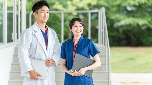セルフケアで治らない睡眠不足のニキビは皮膚科へ相談を