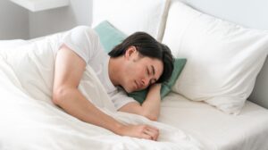 ショートスリーパーをまねるより効果的：夜勤者のための分割睡眠と仮眠戦略
